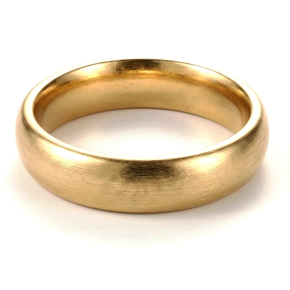Uma aliança de ouro fosco sobre fundo branco